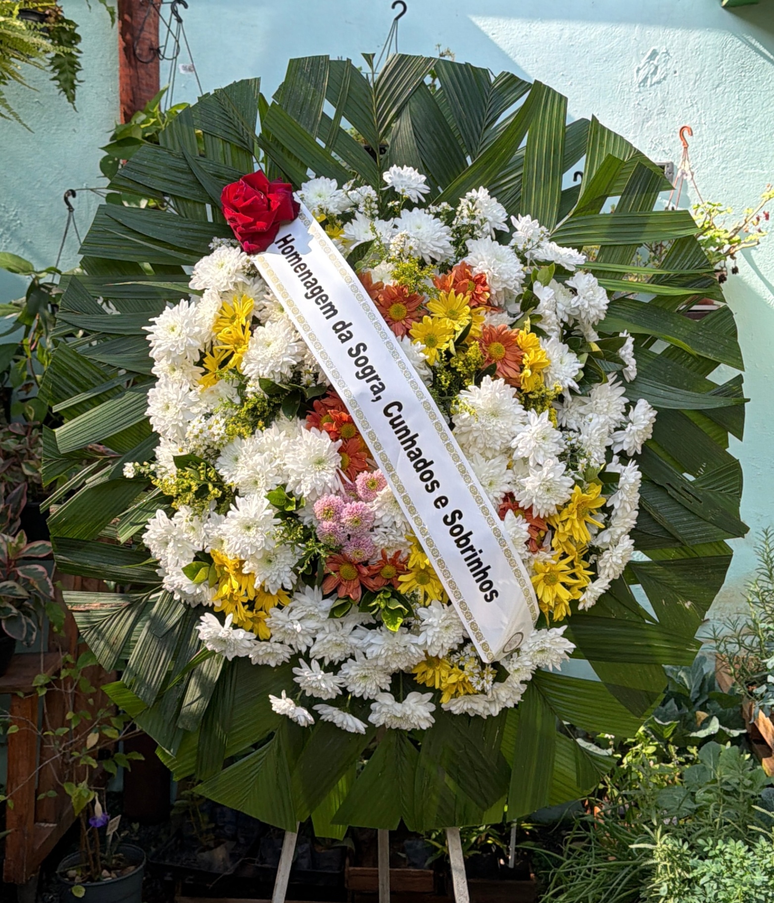 Coroa de flores para velório modelo Medalhão da Saudade Eterna